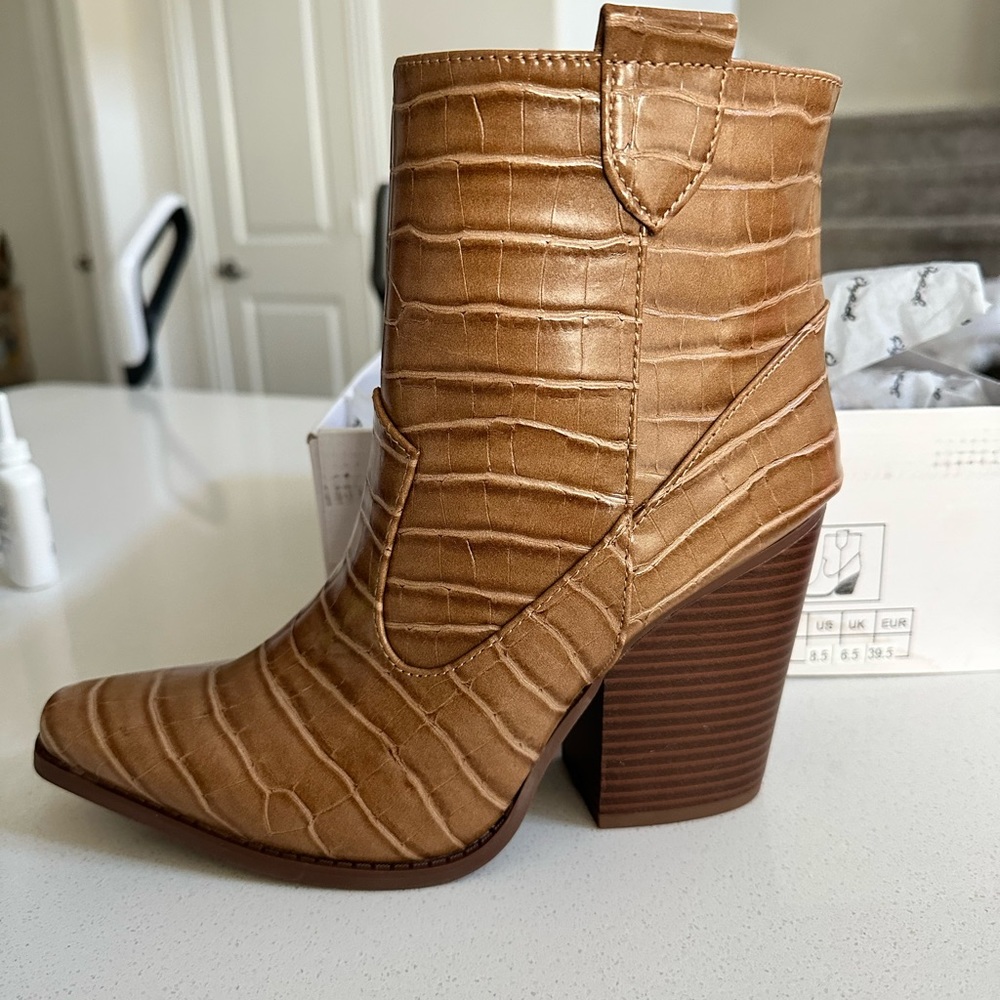 New in box. Never worn. Too small for me as I am closer to a size 9.